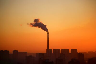 Qualité de l&rsquo;air : le bilan 2025 du ministère met la pression sur les particules industrielles